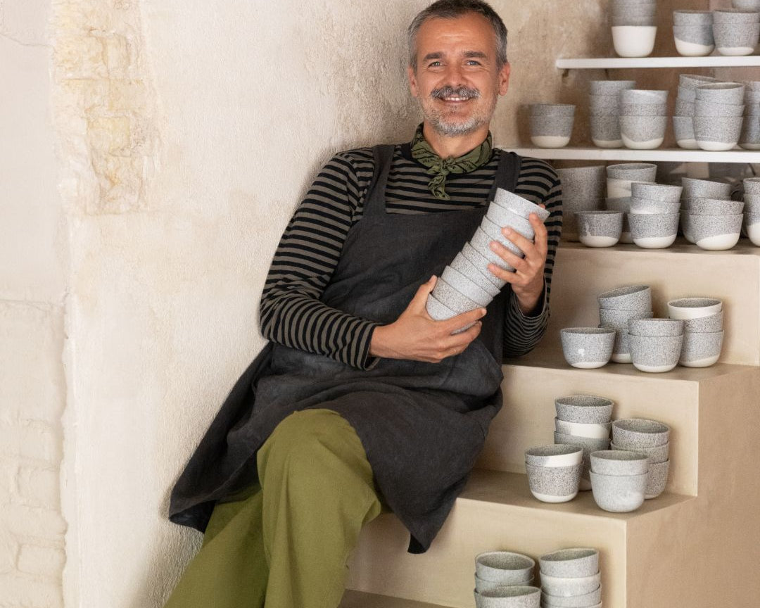 Mótuð af eldi og tíma: Sagan á bak við Lava Porcelain Bowl.